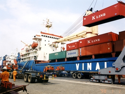 Các bị can này bị khởi tố để phục vụ công tác điều tra các sai phạm trong dự án đầu tư xây dựng nhà máy sửa chữa tàu biển Vinalines phía Nam của Công ty sửa chữa tàu biển Vinalines (thuộc Vinalines).